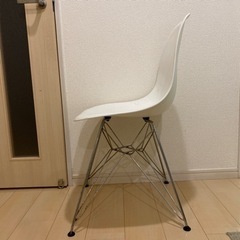 白　チェアー　椅子の画像
