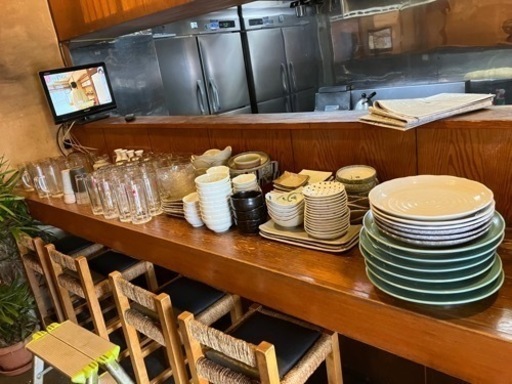 食器ビールジッキ、鍋など、電子レンジ2台、炊飯器1台カセットコンロ1台