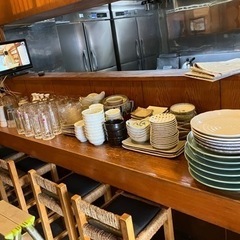 食器ビールジッキ、鍋など、電子レンジ2台、炊飯器1台カセットコンロ1台
