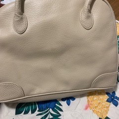 アイボリーのハンドバッグの画像