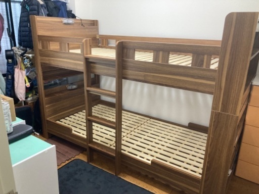 ほぼ新品！2段ベッド宮付き、本棚付きコンセント付き