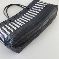 かごバッグ モノトーンの画像