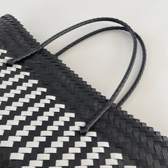 かごバッグ モノトーンの画像