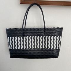 かごバッグ モノトーンの画像