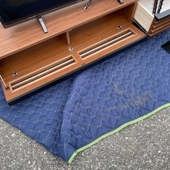 テレビ台とテレビを固定するもの