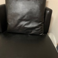 【合皮　黒色ソファ】※同素材のクッション込みの値段です。