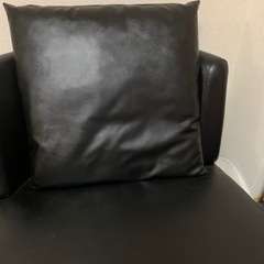 【合皮　黒色ソファ】※同素材のクッション込みの値段です。の画像