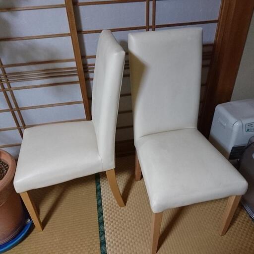 白い椅子二脚で