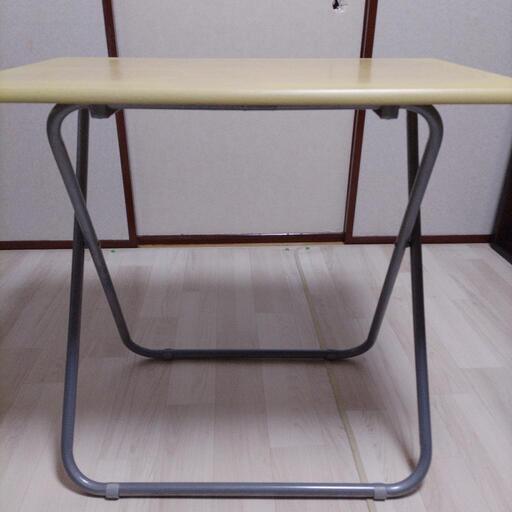 折りたたみテーブルと折りたたみ椅子