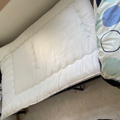 ベッドフレームと布団毛布の画像