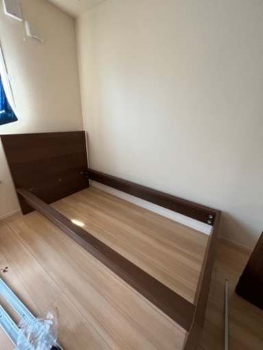 IKEAのシングルベッド(フレームのみ) MALM