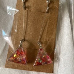 揺れるイヤリングの画像