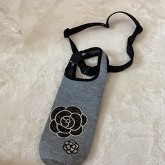 スパンコールのお花 素敵！ペットボトルケース♪黒  新品　ベルト付きの画像