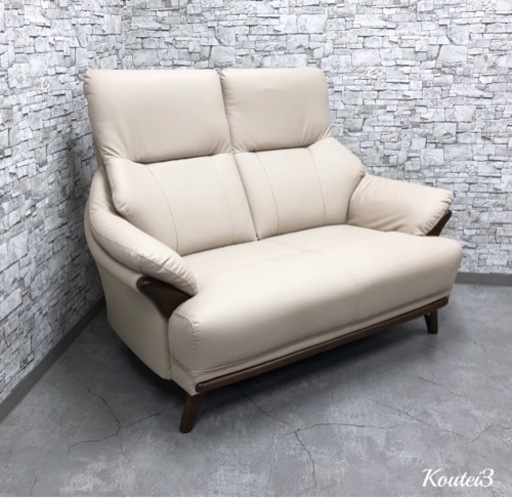 INT-135【美品】ニトリ 合皮 2人用 ソファ コウテイ3 ベージュ