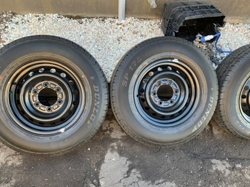 値引き中激安です[ハイエース7型］新品同様　純正タイヤ・ホイールキャップ付きダンロップ
