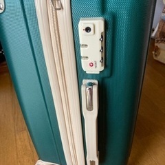 約束中スーツケースSサイズグリーン最終値段です３月購入定価5,500円。の画像