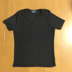 ワールドのカットソー　Vネック　黒