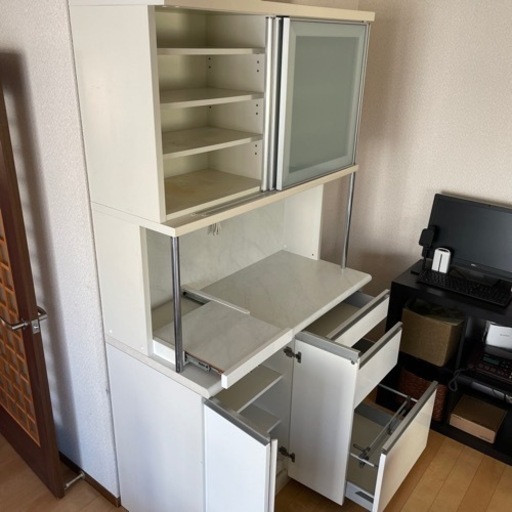 キッチンボード　サイズは幅117cm×奥行55cm×高さ206cm　