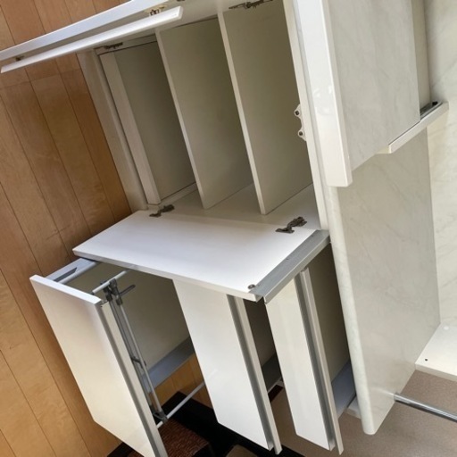 キッチンボード　サイズは幅117cm×奥行55cm×高さ206cm　