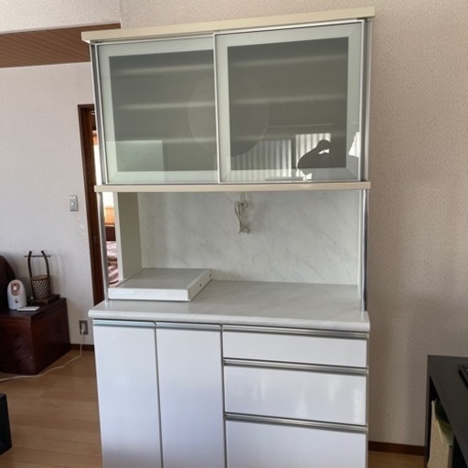 キッチンボード　サイズは幅117cm×奥行55cm×高さ206cm　