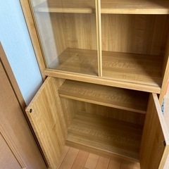 ガラス戸つき棚の画像