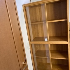 ガラス戸つき棚の画像
