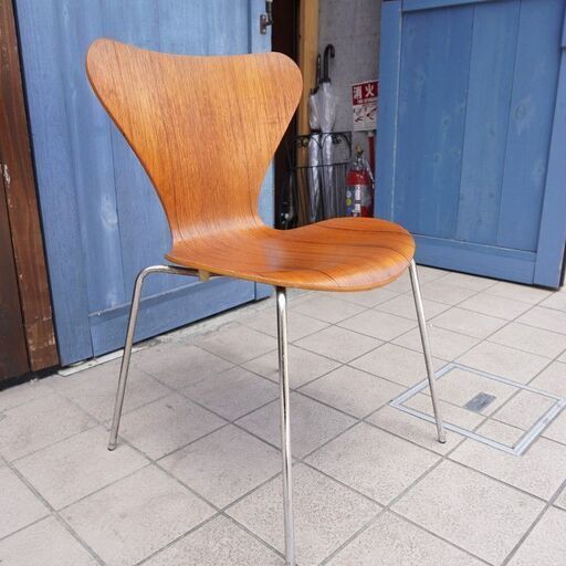 Fritz Hansen(フリッツハンセン)社のアルネ・ヤコブセン デザイン セブンチェアです！機能性に優れるスタッキングチェア。木目