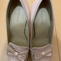 ピンク色のパンプス