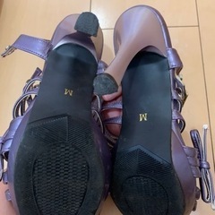 紫色のサンダルの画像