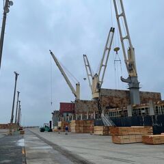 港湾荷役作業員急募。港のお仕事で稼ぎませんか？経験者、自動車免許、フォークリフト免許等ある方、優遇。40歳未満の未経験者も大歓迎です。作業着、ヘルメット、防寒着は無償貸与します。社員登用制度もあります。お気軽にお問合せ下さい。の画像
