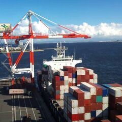 港湾荷役作業員急募。港のお仕事で稼ぎませんか？経験者、自動車免許、フォークリフト免許等ある方、優遇。40歳未満の未経験者も大歓迎です。作業着、ヘルメット、防寒着は無償貸与します。社員登用制度もあります。お気軽にお問合せ下さい。の画像