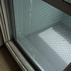 ひびの入ったガラスを安く交換していただける方。