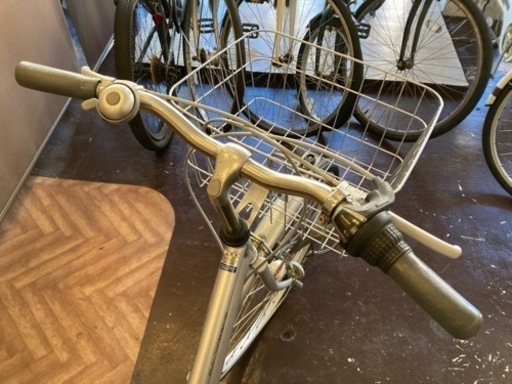 【タイヤ・チューブ新品！】LEDオートライト　6段変速　26インチ自転車　シルバー
