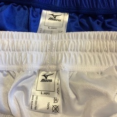 <ミズノ>サッカー用ハーフパンツ　白と青　2枚セットの画像
