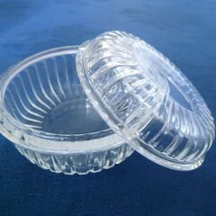 ガラスの蓋付きポット２個セットの画像