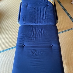 二つ折ベッド、保管。移動もできます