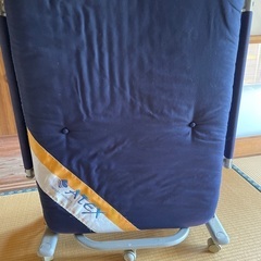 二つ折ベッド、保管。移動もできますの画像