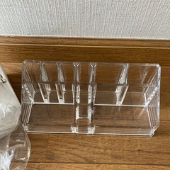 化粧品を立てる樹脂ボックスの画像