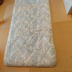綿 敷布団 白っぽい