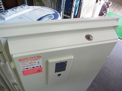 セール期間中26,229円から30％引きの18,360円！　EIKO　エーコー金庫　大型耐火金庫　700EKG　テンキー式　カギ付き引き出し