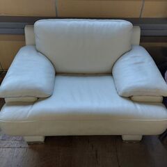 【愛品倶楽部柏店】値下げしました　ＩＤＣ大塚家具　ＬＳセレブ　総本革　１人掛けソファー　白の画像