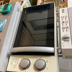 汚くてタイマーが壊れてる電子レンジの画像