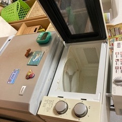 汚くてタイマーが壊れてる電子レンジの画像
