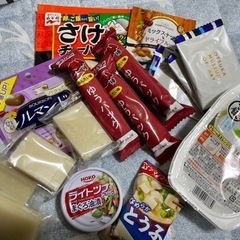 食料品　お菓子やインスタント食品など