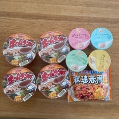 株主優待でもらったカップ麺など
