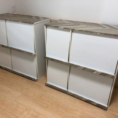 【無料】ディスプレイラック 本棚 フラップ扉付　2組の画像