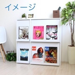 【無料】ディスプレイラック 本棚 フラップ扉付　2組の画像