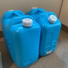 ストーブと灯油ポットと灯油をすくう機械の画像