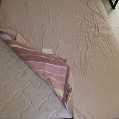 ダブルベッド＋マートレスの画像