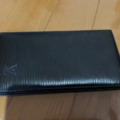 ルイヴィトン エピ　お札入れ。